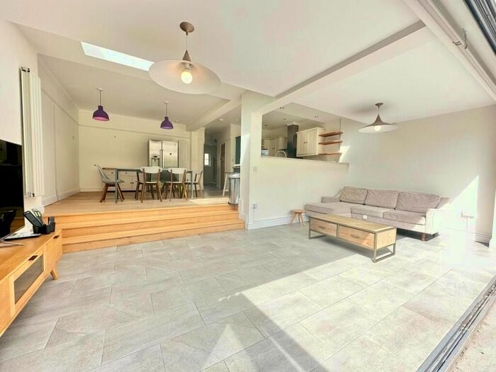 5 Bedroom Semi-Detached House To Rent In Bow Lane, London, N12