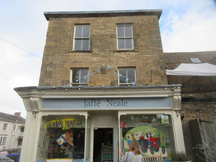 3 Bedroom Flat To Rent In Middle Row, OX7