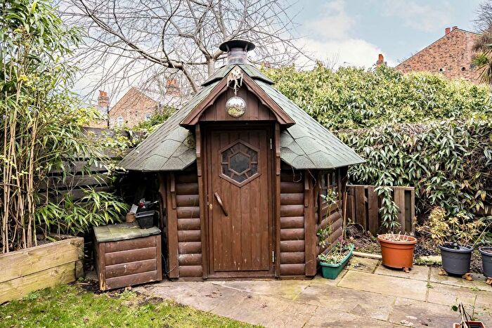 2 Bedroom Flat For Sale In Dancer Road, Kew, Richmond, TW9