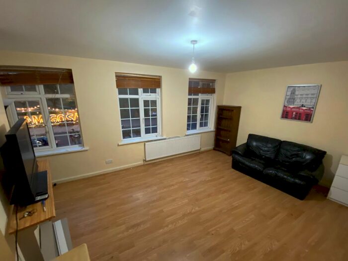 4 Bedroom Flat To Rent In Clock House Parade, High Street Wanstead, London E11