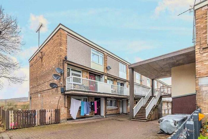 3 Bedroom Maisonette Flat To Rent In Winn Grove, Sheffield, South Yorkshire, S6