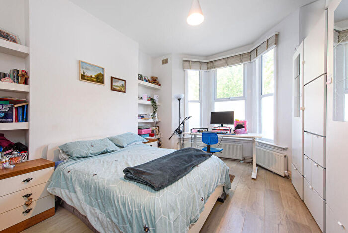 2 Bedroom Flat For Sale In Dunster Gardens, Brondesbury, London, NW6