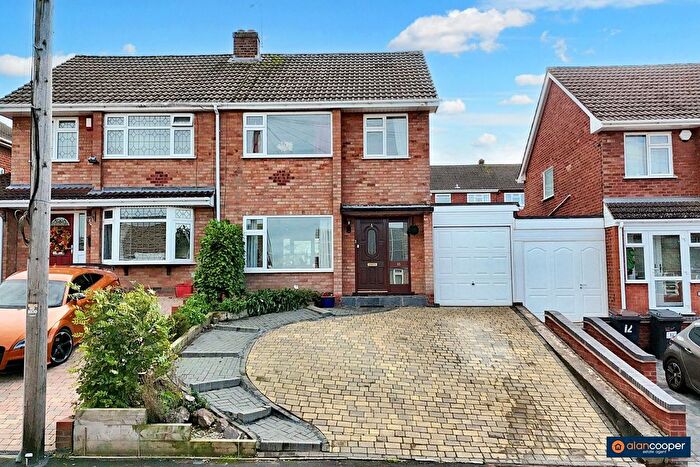 3 Bedroom Semi Detached House For Sale In Quantock Drive, Church Farm, Nuneaton, CV10