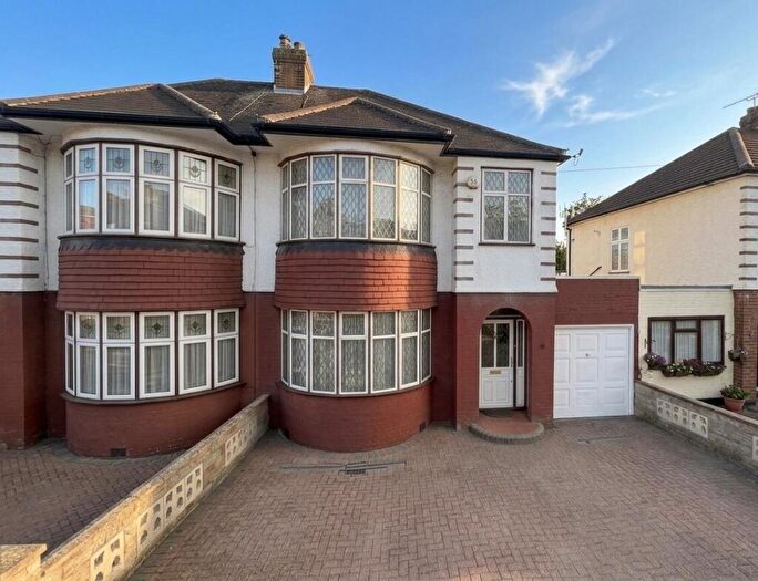 3 Bedroom House For Sale In Firs Park Avenue, Winchmore Hill, London, N21