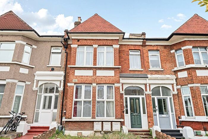 2 Bedroom Flat For Sale In Greyhound Lane, Streatham Common, London, SW16
