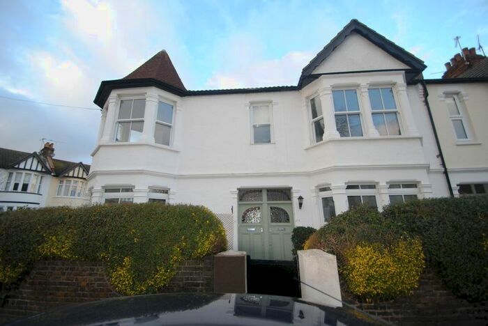 2 Bedroom Flat To Rent In Sunningdale Avenue, Leigh-On-Sea, SS9