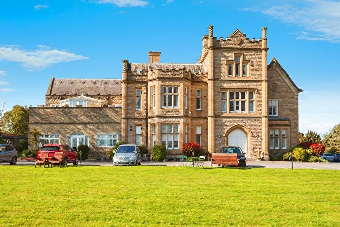 2 Bedroom Flat For Sale In Walton Lane, Wakefield, WF2