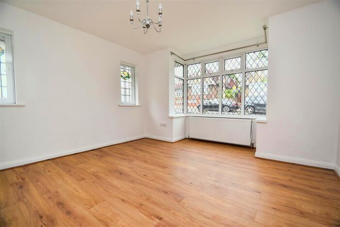3 Bedroom Detached Bungalow To Rent In Milton Avenue, Barnet, EN5