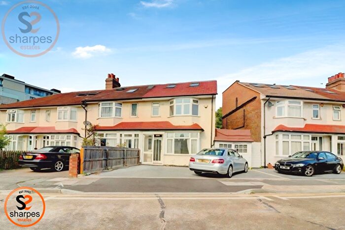 3 Bedroom Maisonette To Rent In North Gardens, London, SW19