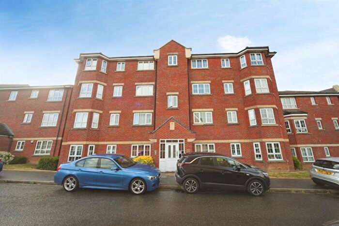 2 Bedroom Flat For Sale In Watling Gardens, Dunstable, LU6