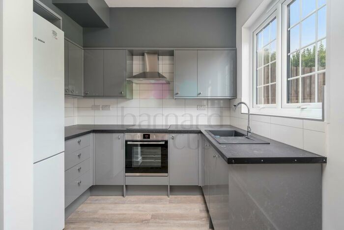 3 Bedroom House To Rent In Warwick Road, Bounds Green, N11