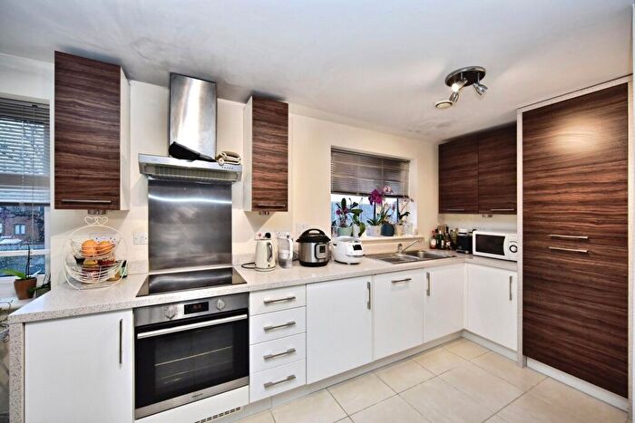 2 Bedroom Flat For Sale In Ruskin Grove, Maidstone, Kent, ME15
