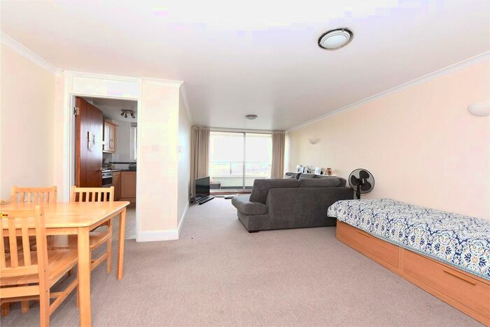 2 Bedroom Flat To Rent In Lorne Court, Putney Hill, London, SW15