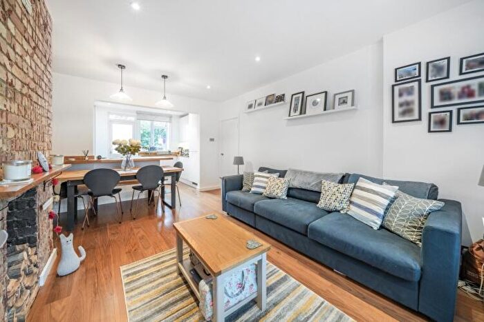 2 Bedroom Flat To Rent In Devereux Road London, SW11