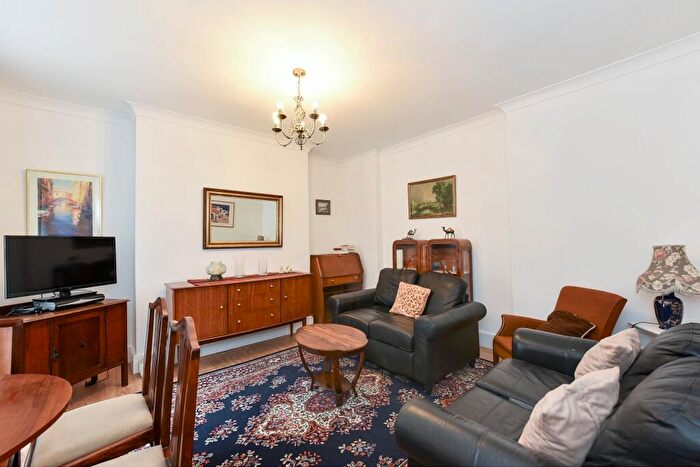 2 Bedroom Flat To Rent In Westgate Terrace, Chelsea, London, SW10