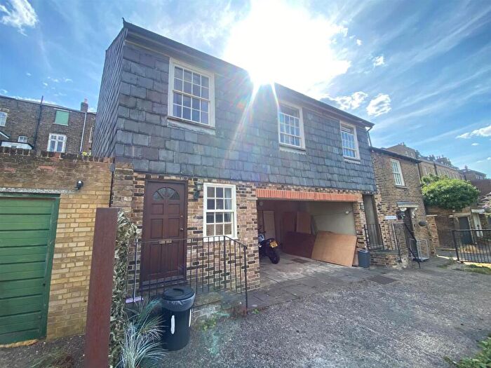 1 Bedroom Flat To Rent In New Road, Rochester, ME1