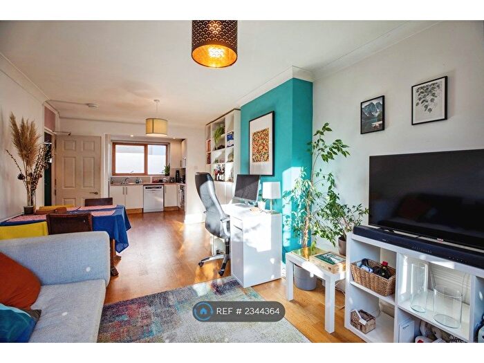 3 Bedroom Maisonette To Rent In Denchworth House, London, SW9