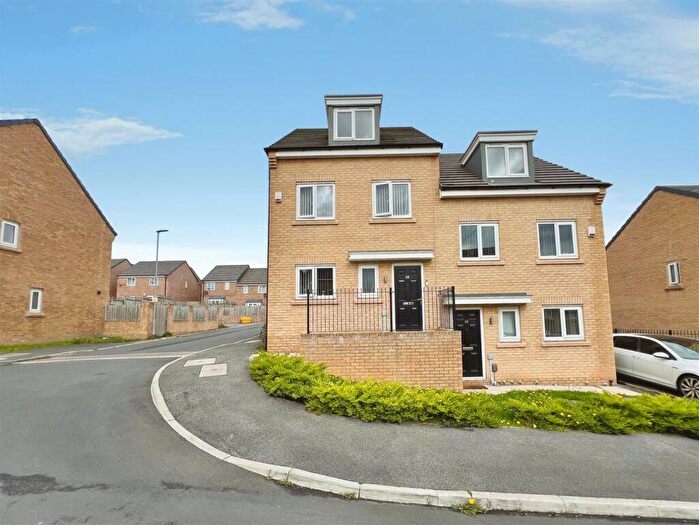 3 Bedroom Town House For Sale In Quarry Bank Road, Bradford, BD2