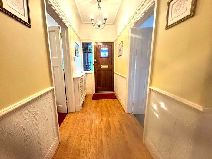 2 Bedroom Detached Bungalow For Sale In Taunton Drive, Westcliff-On-Sea, SS0