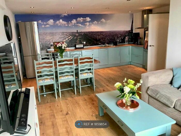 2 Bedroom Flat To Rent In Queenstown Road, London, SW8