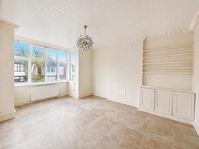 2 Bedroom Flat To Rent In Chichele Road, London, NW2