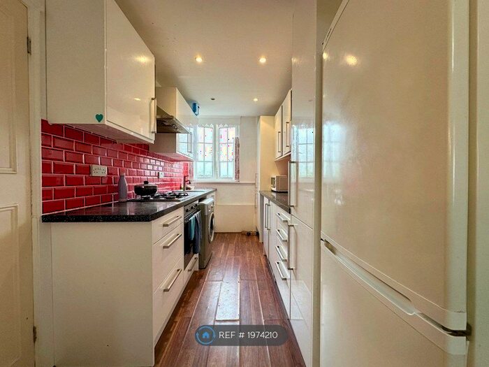 2 Bedroom Flat To Rent In Downham Way, Bromley, BR1