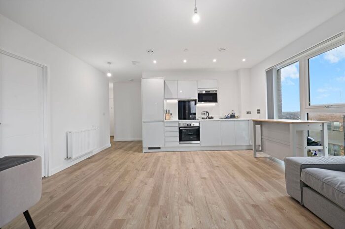 2 Bedroom Flat To Rent In Teal Road, Starling Heights, IG3