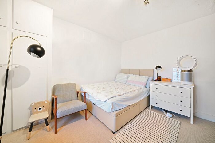 3 Bedroom Flat To Rent In Martell Road, West Dulwich, London, SE21