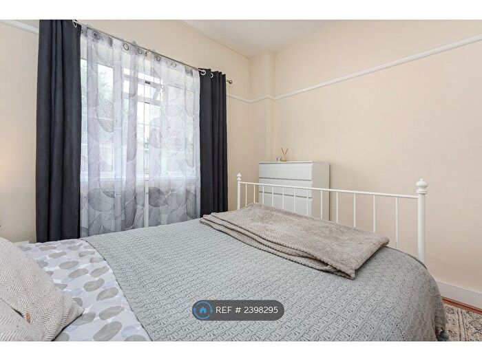 2 Bedroom Flat To Rent In Dover Court, London, SE10