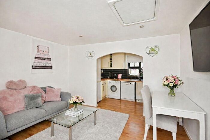 1 Bedroom Flat For Sale In Hathaway Court, Esplanade, Rochester, ME1