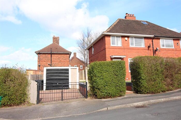 3 Bedroom Semi Detached House For Sale In Inglewood Place, Leeds, LS14