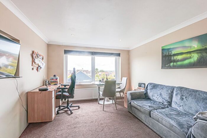 2 Bedroom Flat For Sale In Fernleigh Drive, Leigh-On-Sea, SS9
