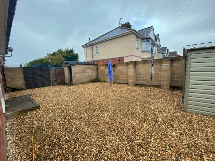 3 Bedroom Flat To Rent In Cricklade Road, Gorse Hill, Swindon, SN2