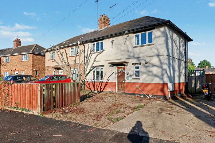 3 Bedroom Semi Detached House For Sale In Springfield Avenue, Banbury, OX16