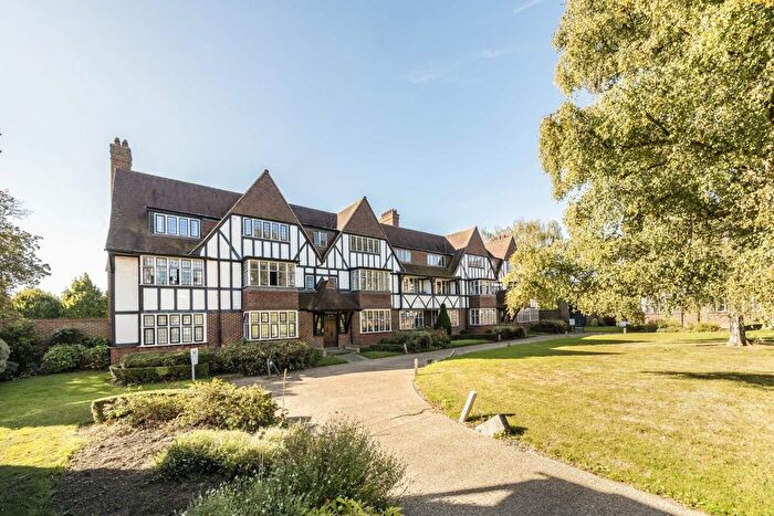 3 Bedroom Flat To Rent In Queens Drive, Acton, W3