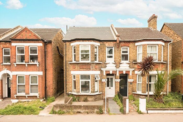 3 Bedroom Flat To Rent In Hawks Road, Kingston Upon Thames, KT1