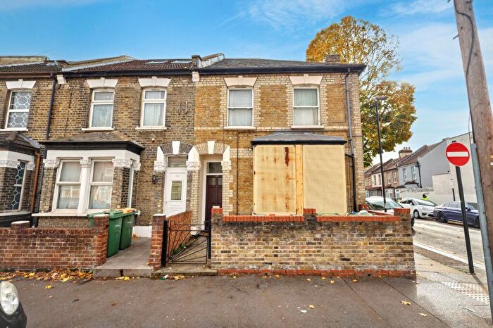 1 Bedroom Flat For Sale In Ground Floor Flat, St Stephen's Road, Bow, London, E6