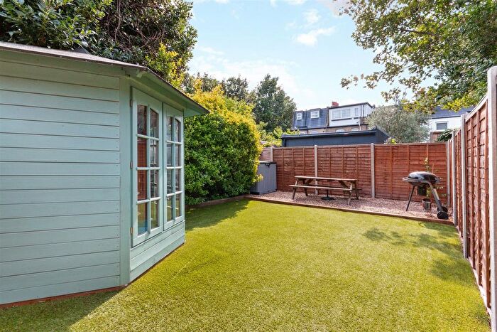 2 Bedroom Flat For Sale In Dupont Road, London, SW20