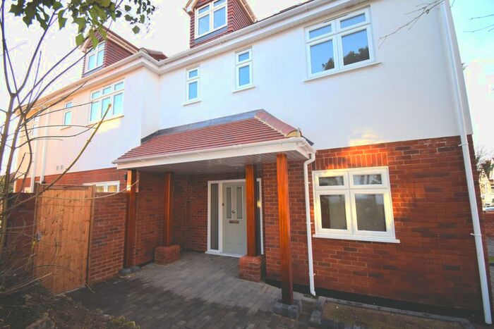 3 Bedroom Flat To Rent In Leigh Cliff Road, Leigh-On-Sea, SS9