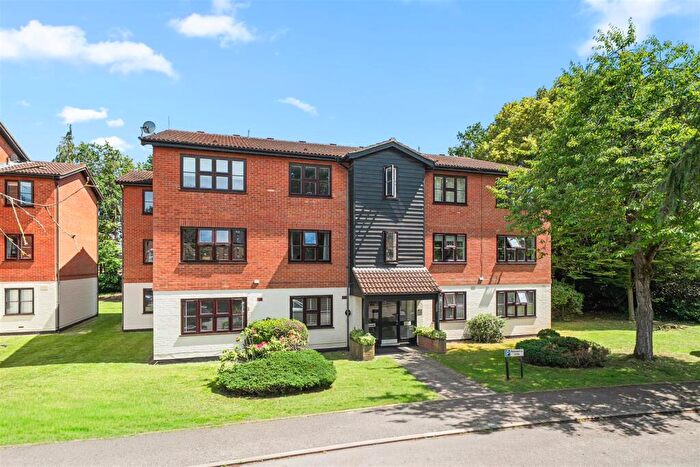 2 Bedroom Apartment For Sale In Queens Road, Weybridge, KT13