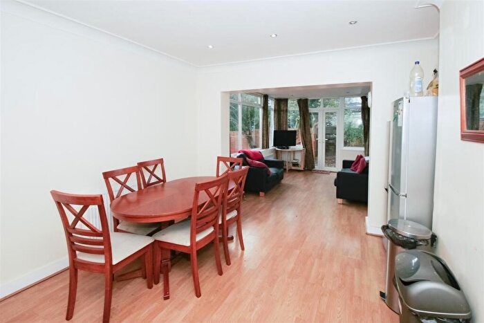 5 Bedroom Semi-Detached House To Rent In Buckingham Road, Hyde Park, Leeds, LS6