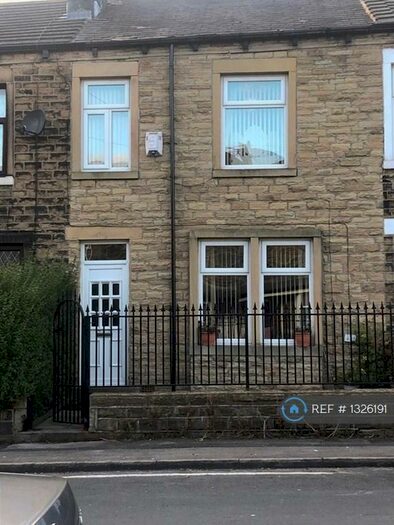 3 Bedroom Terraced House To Rent In Woodhall Avenue, Bradford, BD3