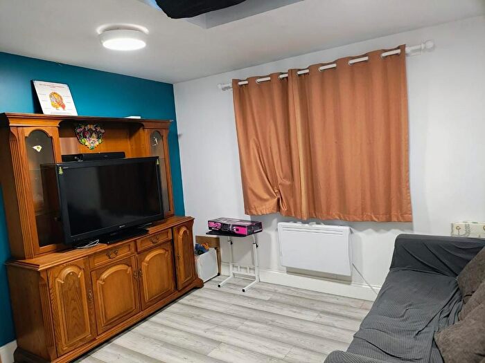 2 Bedroom Detached House To Rent In Burnside Road, Dagenham, RM8