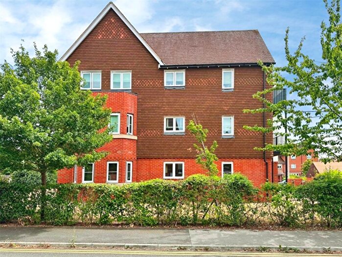 2 Bedroom Apartment For Sale In Outfield Crescent, Wokingham, Berkshire, RG40