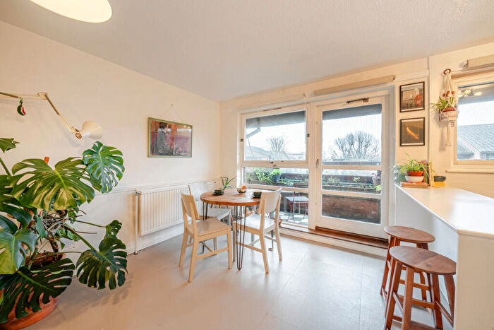 1 Bedroom Apartment For Sale In Don Phelan Close, London, SE5