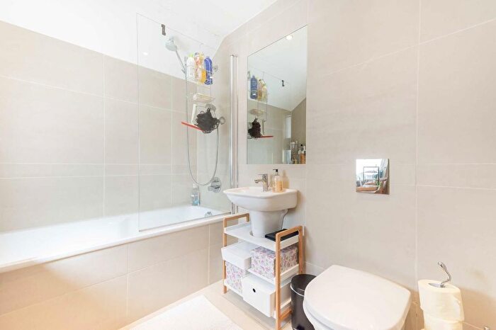 2 Bedroom Flat To Rent In Chesterton Road, London, W10