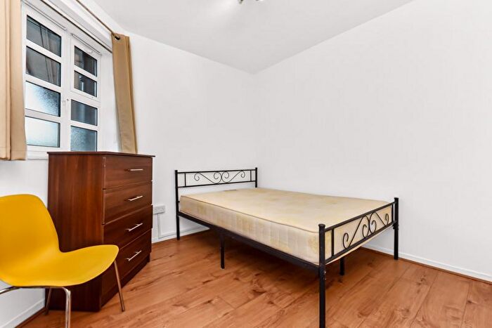 3 Bedroom Flat To Rent In Solent House, Ben Jonson Road, Stepney, E1