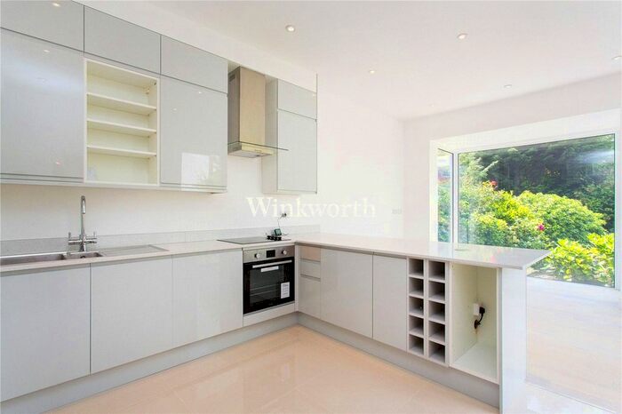 2 Bedroom Flat To Rent In West Heath Drive, London, NW11