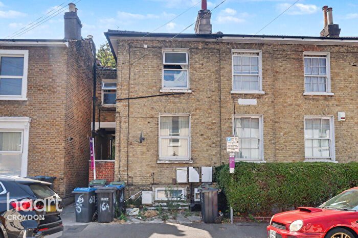 1 Bedroom Block Of Apartments For Sale In St James's Park, Croydon, CR0