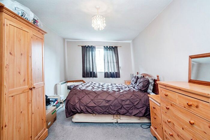 2 Bedroom Flat For Sale In Chenies Way, Watford, WD18